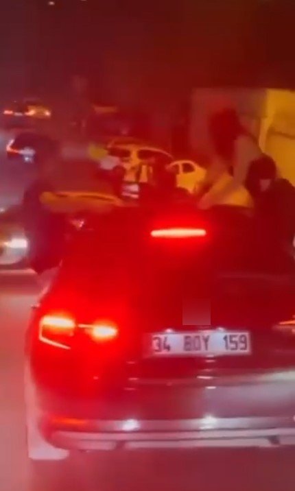 BEYLİKDÜZÜ’NDE ARAÇ CAMINDAN SARKIP DANS EDEN ŞAHISLARA CEZA