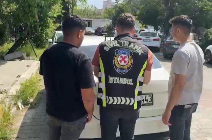 BEYLİKDÜZÜ’NDE ARAÇ CAMINDAN SARKIP DANS EDEN ŞAHISLARA CEZA