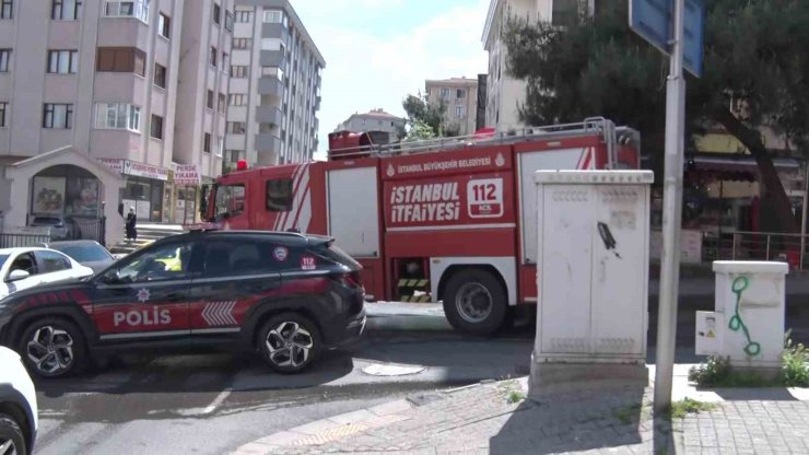 ATAŞEHİR’DE TAMİRHANEDE OTOMOBİL ALEV ALEV YANDI, DÜKKAN SAHİBİ GÖZYAŞLARINA BOĞULDU