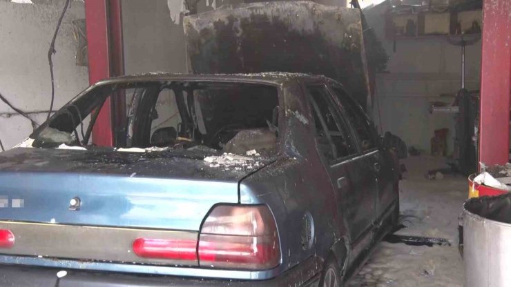 ATAŞEHİR’DE TAMİRHANEDE OTOMOBİL ALEV ALEV YANDI, DÜKKAN SAHİBİ GÖZYAŞLARINA BOĞULDU