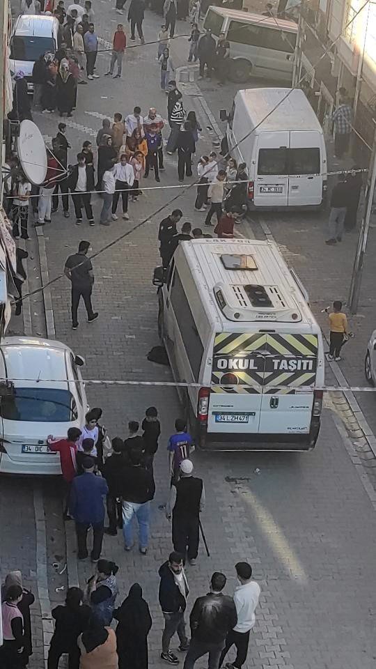 ESENYURT’TA SOKAKTA OYNARKEN SERVİS ARACININ ÇARPTIĞI ÇOCUK AĞIR YARALANDI