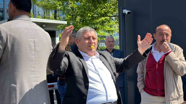 İBB MAĞDURU TAKSİCİLERDEN CHP İL BAŞKANLIĞI BİNASI ÖNÜNDE DÜDÜKLÜ PROTESTO