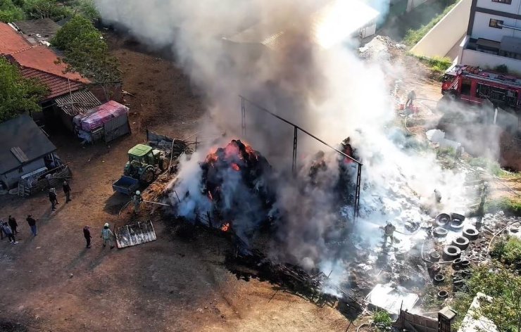 ARNAVUTKÖY’DE AHIRLARIN YANINA İSTİFLENMİŞ SAMAN BALYALARI ALEV ALEV YANDI