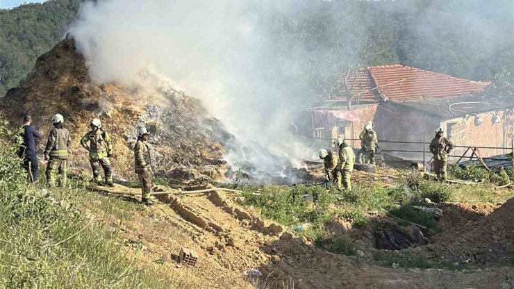 ARNAVUTKÖY’DE AHIRLARIN YANINA İSTİFLENMİŞ SAMAN BALYALARI ALEV ALEV YANDI