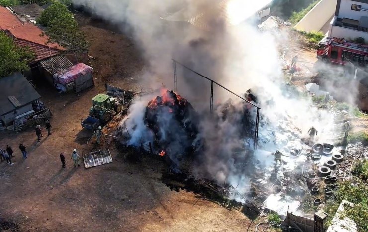 ARNAVUTKÖY’DE AHIRLARIN YANINA İSTİFLENMİŞ SAMAN BALYALARI ALEV ALEV YANDI