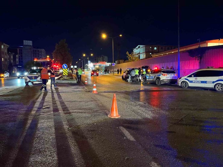 BAŞAKŞEHİR’DE İKİ ARAÇ KAFA KAFAYA ÇARPIŞTI: 5 YARALI