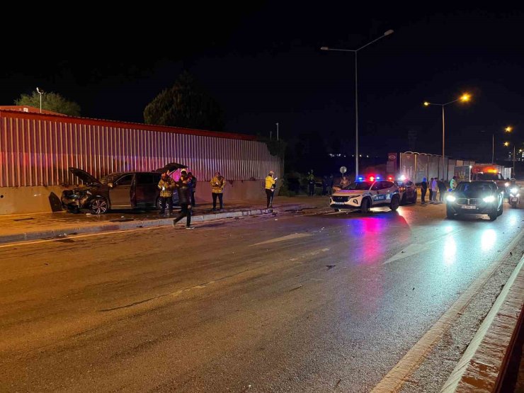 BAŞAKŞEHİR’DE İKİ ARAÇ KAFA KAFAYA ÇARPIŞTI: 5 YARALI