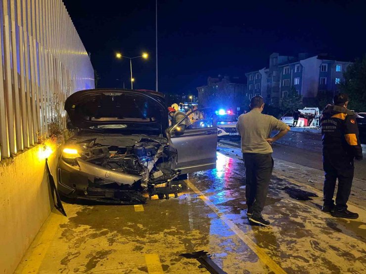 BAŞAKŞEHİR’DE İKİ ARAÇ KAFA KAFAYA ÇARPIŞTI: 5 YARALI