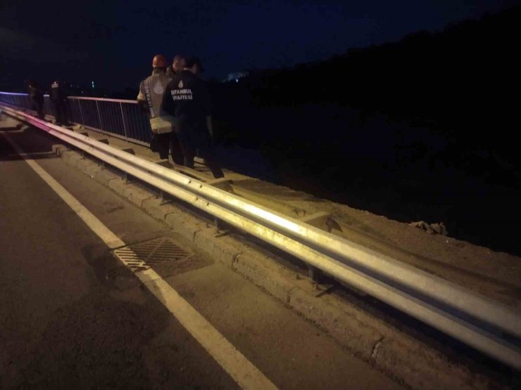 MALTEPE’DE KONTROLDEN ÇIKAN OTOMOBİL GÖLETE UÇTU