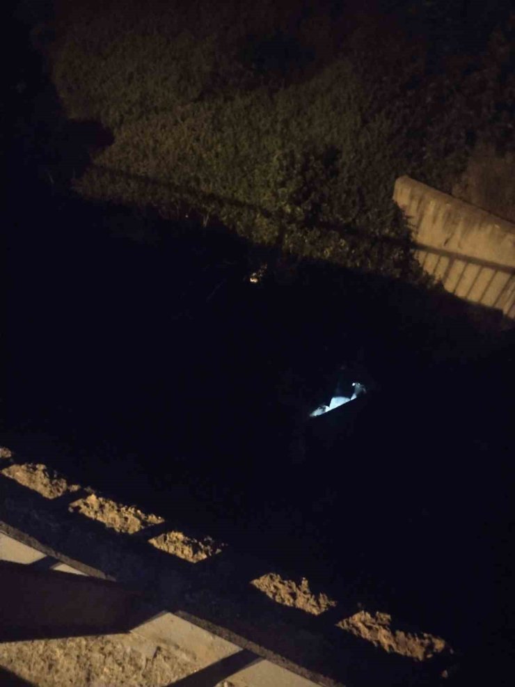 MALTEPE’DE KONTROLDEN ÇIKAN OTOMOBİL GÖLETE UÇTU