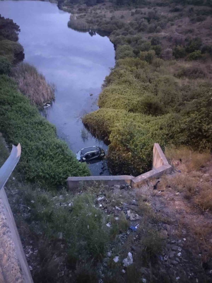 MALTEPE’DE KONTROLDEN ÇIKAN OTOMOBİL GÖLETE UÇTU