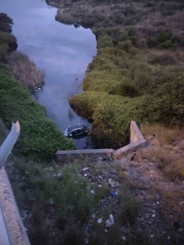 MALTEPE’DE KONTROLDEN ÇIKAN OTOMOBİL GÖLETE UÇTU