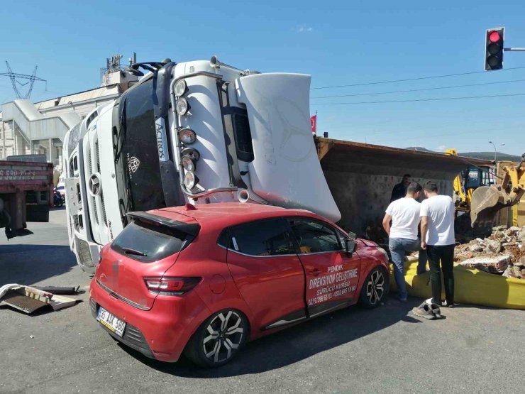 SULTANBEYLİ’DE VİRAJI DÖNEMEYEN HAFRİYAT KAMYONU OTOMOBİLİN ÜZERİNE DEVRİLDİ