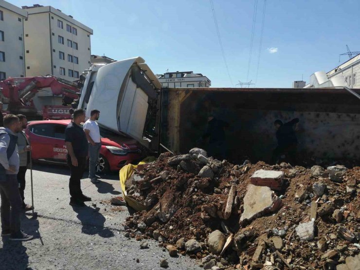 SULTANBEYLİ’DE VİRAJI DÖNEMEYEN HAFRİYAT KAMYONU OTOMOBİLİN ÜZERİNE DEVRİLDİ