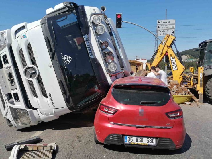 SULTANBEYLİ’DE VİRAJI DÖNEMEYEN HAFRİYAT KAMYONU OTOMOBİLİN ÜZERİNE DEVRİLDİ