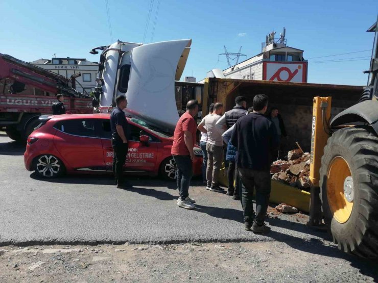 SULTANBEYLİ’DE VİRAJI DÖNEMEYEN HAFRİYAT KAMYONU OTOMOBİLİN ÜZERİNE DEVRİLDİ