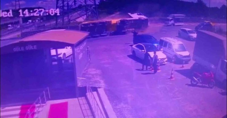 SULTANBEYLİ’DE VİRAJI DÖNEMEYEN HAFRİYAT KAMYONU OTOMOBİLİN ÜZERİNE DEVRİLDİ