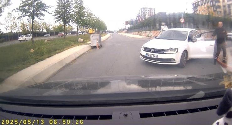 SULTANGAZİ’DE İNATLAŞAN SÜRÜCÜLERİN YOL VERME TARTIŞMASI KAMERADA