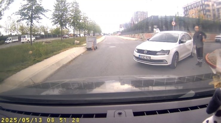 SULTANGAZİ’DE İNATLAŞAN SÜRÜCÜLERİN YOL VERME TARTIŞMASI KAMERADA