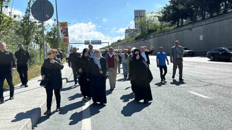 İBB MAĞDURU TAKSİCİLERDEN CHP İL BAŞKANLIĞI BİNASI ÖNÜNDE DÜDÜKLÜ PROTESTO
