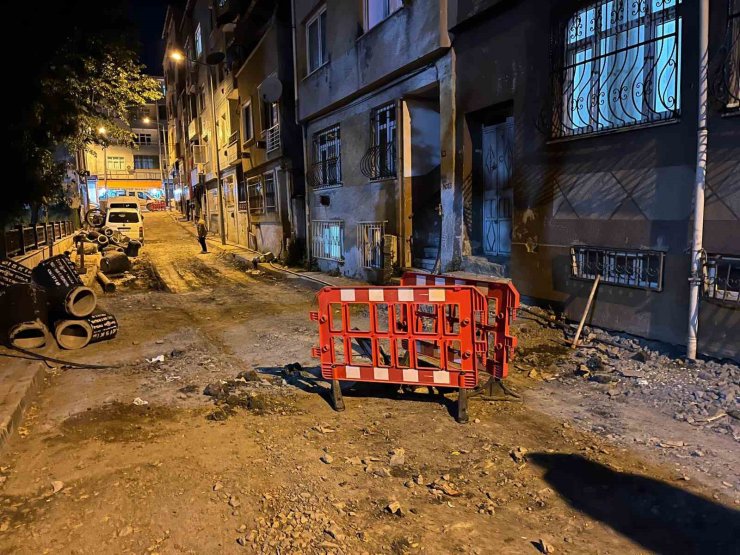 BAYRAMPAŞA’DA ALTYAPI ÇALIŞMASI YAPILAN SOKAKTA RÖGAR KAPAĞI PATLADI
