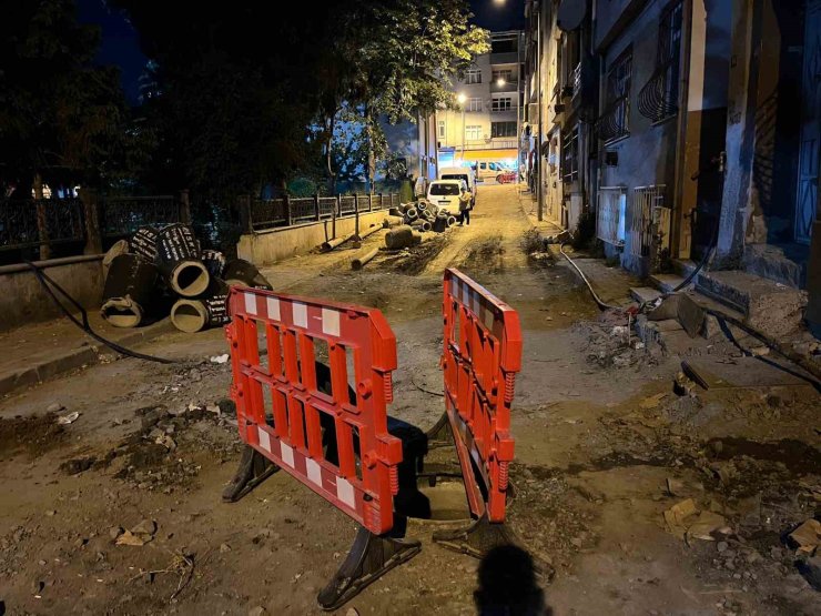 BAYRAMPAŞA’DA ALTYAPI ÇALIŞMASI YAPILAN SOKAKTA RÖGAR KAPAĞI PATLADI