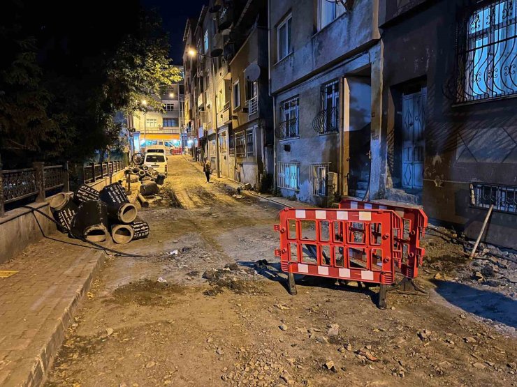 BAYRAMPAŞA’DA ALTYAPI ÇALIŞMASI YAPILAN SOKAKTA RÖGAR KAPAĞI PATLADI