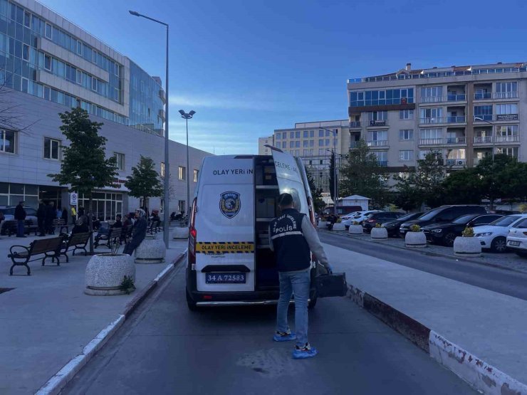 BEYLİKDÜZÜ’NDE HASTANE BAHÇESİNDE SİLAH SESLERİ KORKUTTU: 1 YARALI