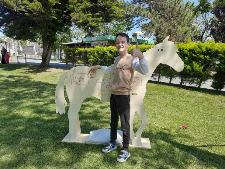 13 YAŞINDAKİ EMRE, ATLA TERAPİYLE FİZİKSEL GELİŞİMİNE KATKI SAĞLADI