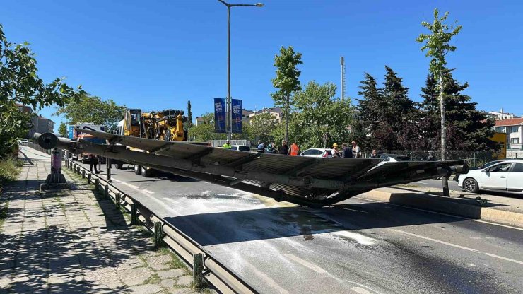 KONTEYNER YÜKLÜ VİNÇ YÖNLENDİRME LEVHASINA TAKILDI, KAMYON ADETA ŞAHA KALKTI