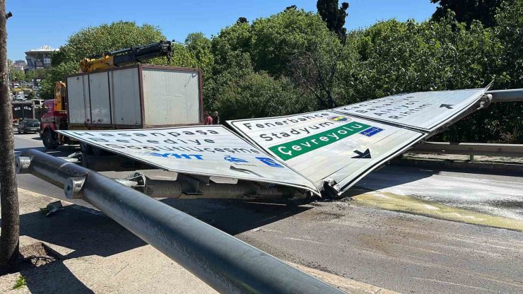 KONTEYNER YÜKLÜ VİNÇ YÖNLENDİRME LEVHASINA TAKILDI, KAMYON ADETA ŞAHA KALKTI