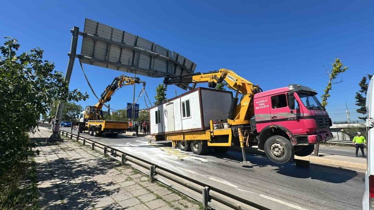 KONTEYNER YÜKLÜ VİNÇ YÖNLENDİRME LEVHASINA TAKILDI, KAMYON ADETA ŞAHA KALKTI