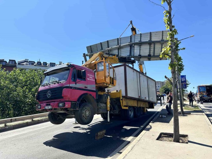 KONTEYNER YÜKLÜ VİNÇ YÖNLENDİRME LEVHASINA TAKILDI, KAMYON ADETA ŞAHA KALKTI