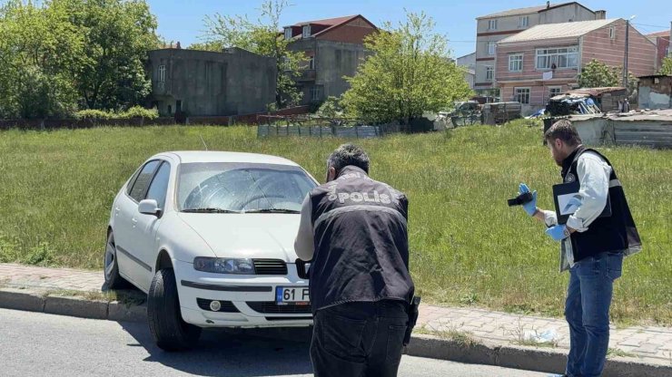 ARNAVUTKÖY’DE ALACAKLI OLDUKLARI KİŞİNİN ÖNÜNÜ KESİP KURŞUN YAĞDIRDILAR