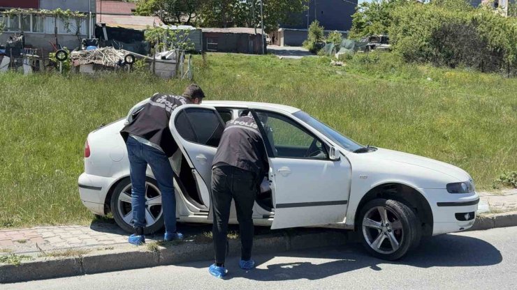 ARNAVUTKÖY’DE ALACAKLI OLDUKLARI KİŞİNİN ÖNÜNÜ KESİP KURŞUN YAĞDIRDILAR