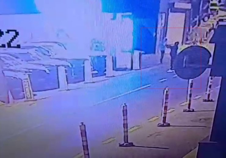 BEŞİKTAŞ’TA HARAÇ ALMAK İÇİN OTO GALERİYİ KURŞUNLADILAR: O ANLAR KAMERADA