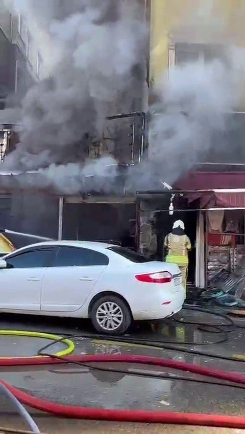 ÜMRANİYE’DE UCUZLUK PAZARINDA YANGIN: DÜKKAN SAHİBİ GÖZYAŞLARI İÇİNDE İZLEDİ