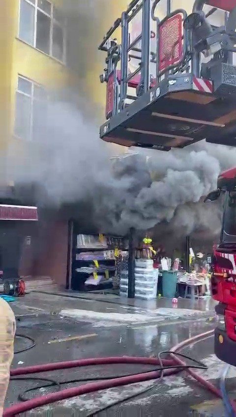 ÜMRANİYE’DE UCUZLUK PAZARINDA YANGIN: DÜKKAN SAHİBİ GÖZYAŞLARI İÇİNDE İZLEDİ