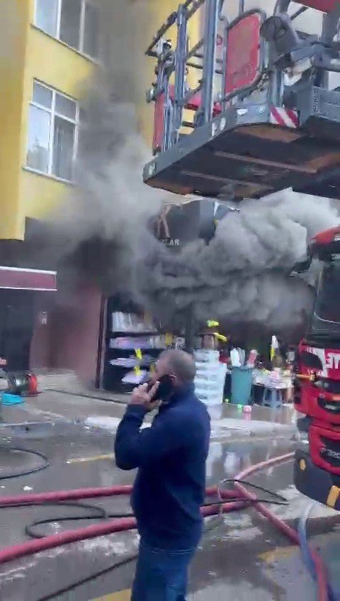 ÜMRANİYE’DE UCUZLUK PAZARINDA YANGIN: DÜKKAN SAHİBİ GÖZYAŞLARI İÇİNDE İZLEDİ