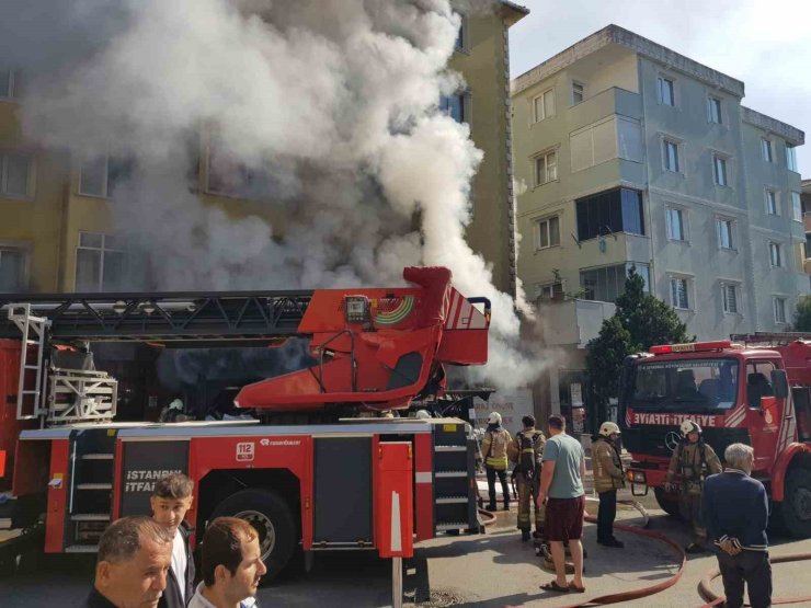 ÜMRANİYE’DE UCUZLUK PAZARINDA YANGIN: DÜKKAN SAHİBİ GÖZYAŞLARI İÇİNDE İZLEDİ