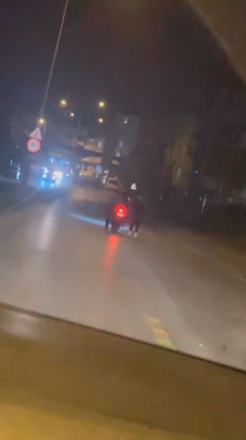 ARNAVUTKÖY’DE PATEN YOLCULUĞU KÖTÜ BİTTİ, OTOMOBİLİN ALTINDA KALMAKTAN SON ANDA KURTULDU