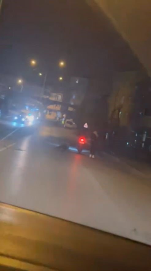 ARNAVUTKÖY’DE PATEN YOLCULUĞU KÖTÜ BİTTİ, OTOMOBİLİN ALTINDA KALMAKTAN SON ANDA KURTULDU