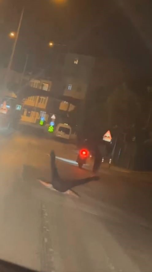 ARNAVUTKÖY’DE PATEN YOLCULUĞU KÖTÜ BİTTİ, OTOMOBİLİN ALTINDA KALMAKTAN SON ANDA KURTULDU