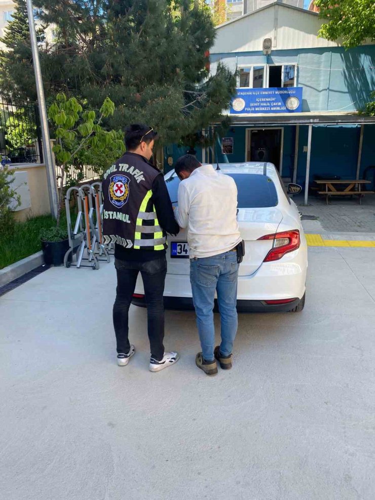 KADIKÖY’DE TARTIŞTIĞI SÜRÜCÜNÜN ARACININ CAMINA YUMRUK ATAN ŞAHSA 3 BİN 972 TL CEZA