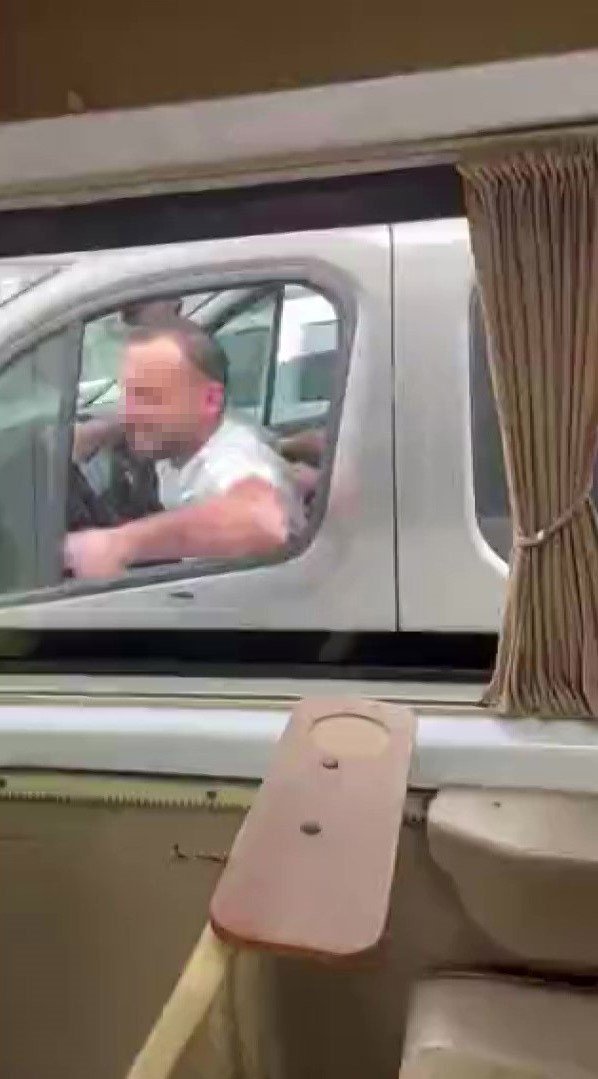 KADIKÖY’DE TARTIŞTIĞI SÜRÜCÜNÜN ARACININ CAMINA YUMRUK ATAN ŞAHSA 3 BİN 972 TL CEZA