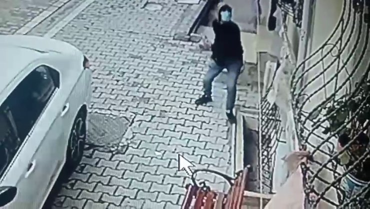 BOŞANMAK İSTEYEN EŞİNİN EVİNDE KEZZAPLA DEHŞET SAÇTI