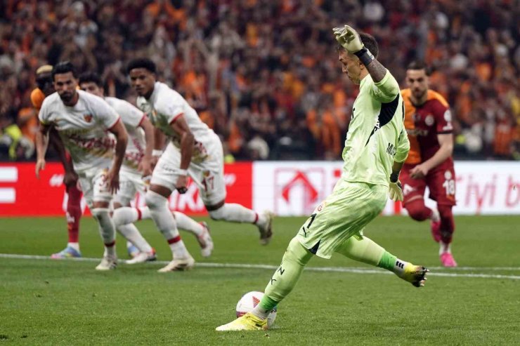 FERNANDO MUSLERA’DAN PENALTIDAN GOL