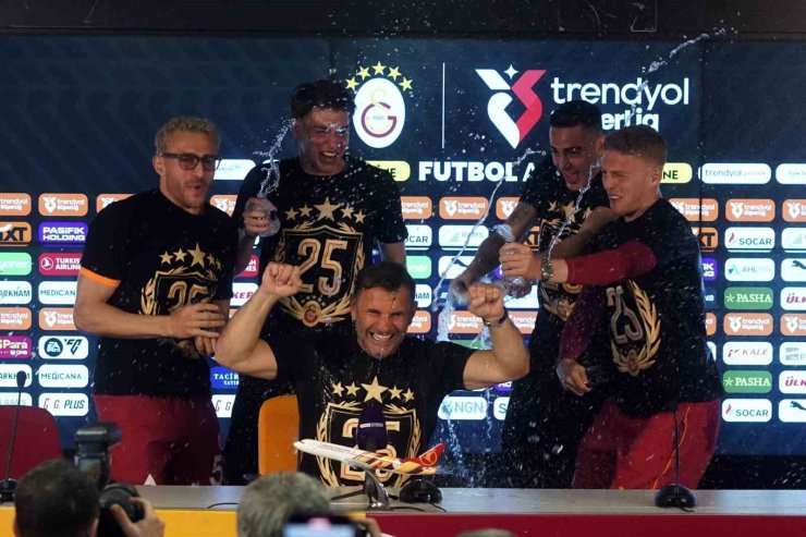 GALATASARAYLI FUTBOLCULARDAN BASIN TOPLANTISINDA SULU KUTLAMA