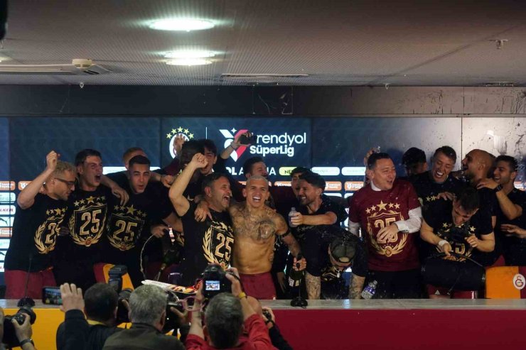 GALATASARAYLI FUTBOLCULARDAN BASIN TOPLANTISINDA SULU KUTLAMA