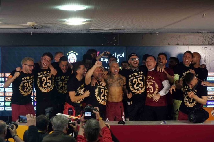 GALATASARAYLI FUTBOLCULARDAN BASIN TOPLANTISINDA SULU KUTLAMA